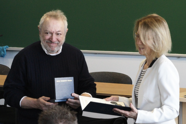 Dr. Bergelson receiving medal